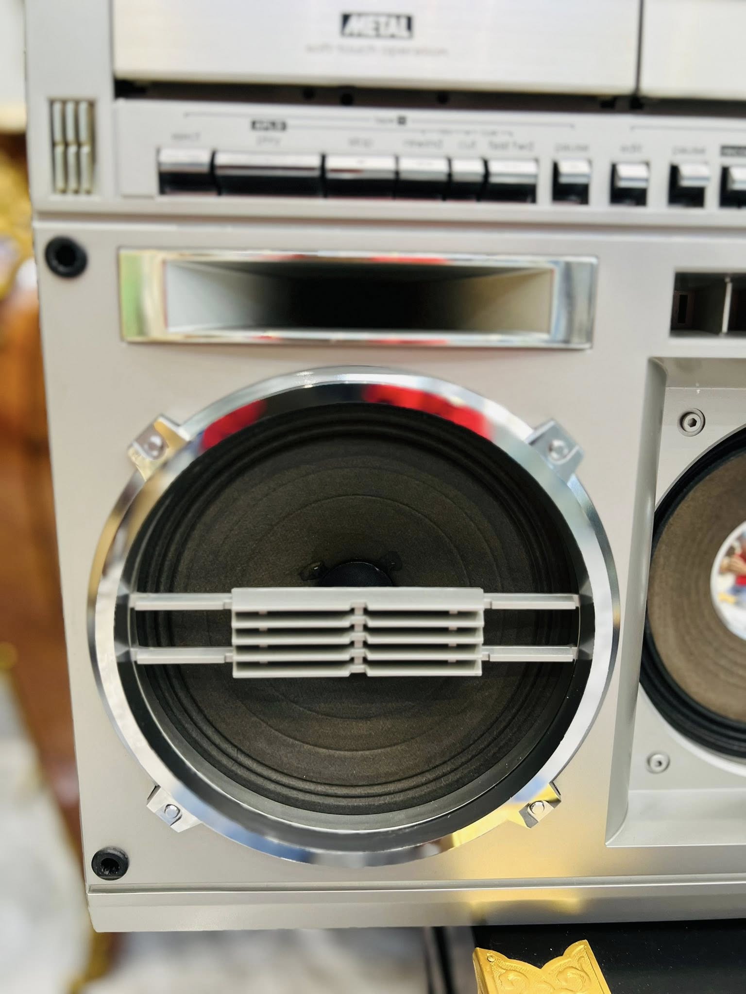 Loa bass lớn trên dàn cassette radio cổ điển màu bạc