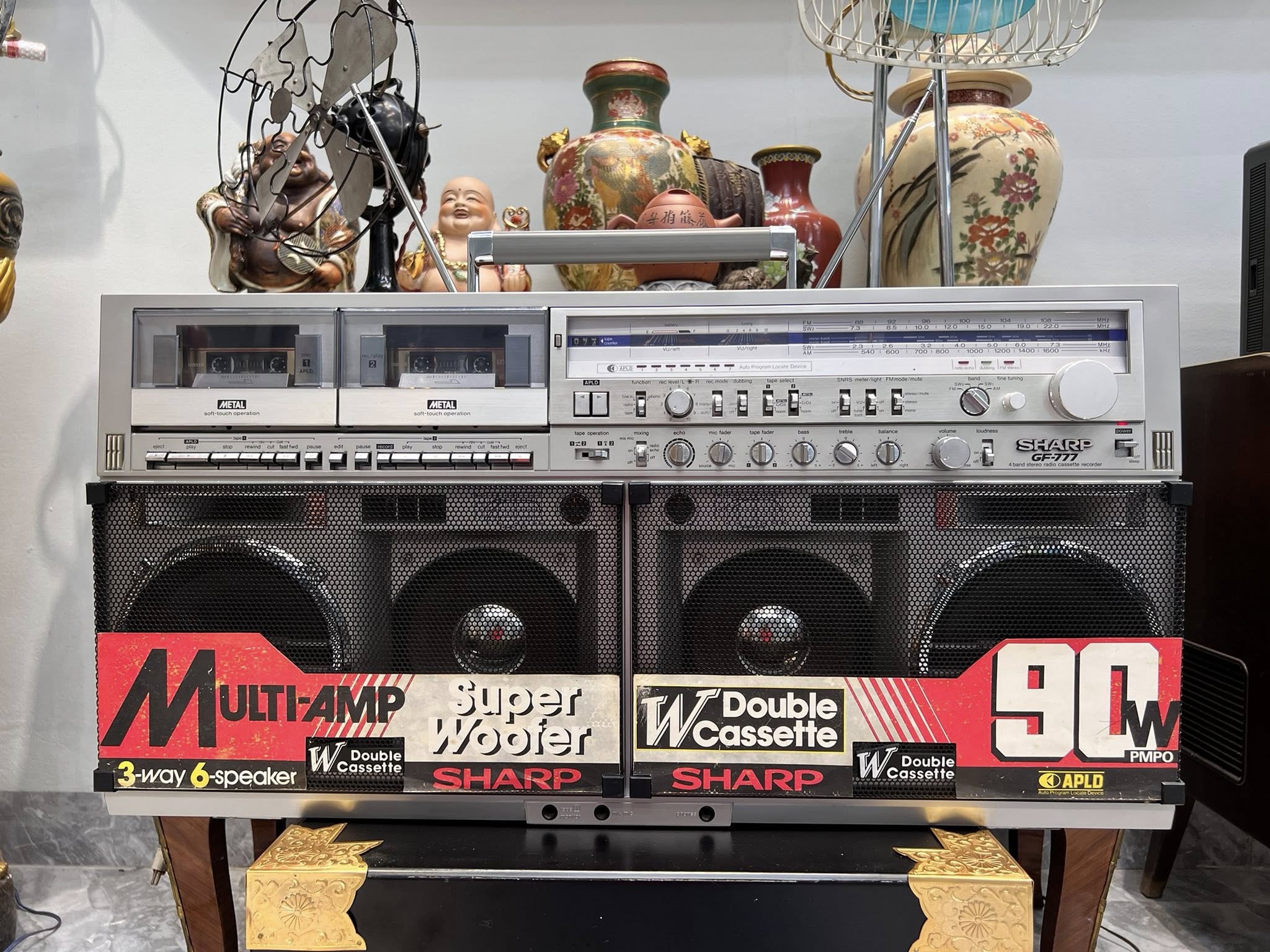 Dàn cassette Sharp GF-777 cổ điển với loa Super Woofer và hai khe băng, trưng bày trong không gian sưu tầm