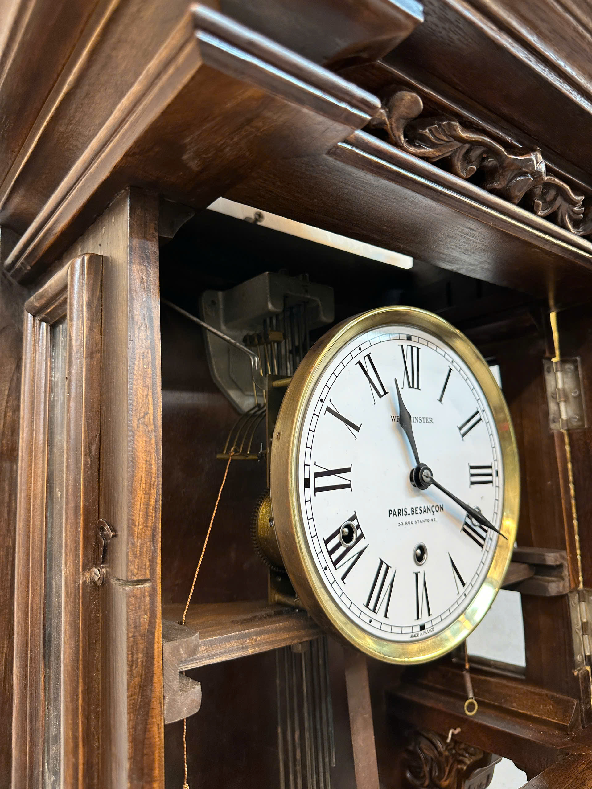 Đồng hồ quả lắc cổ điển Paris Besançon mặt số La Mã trong tủ gỗ chạm khắc