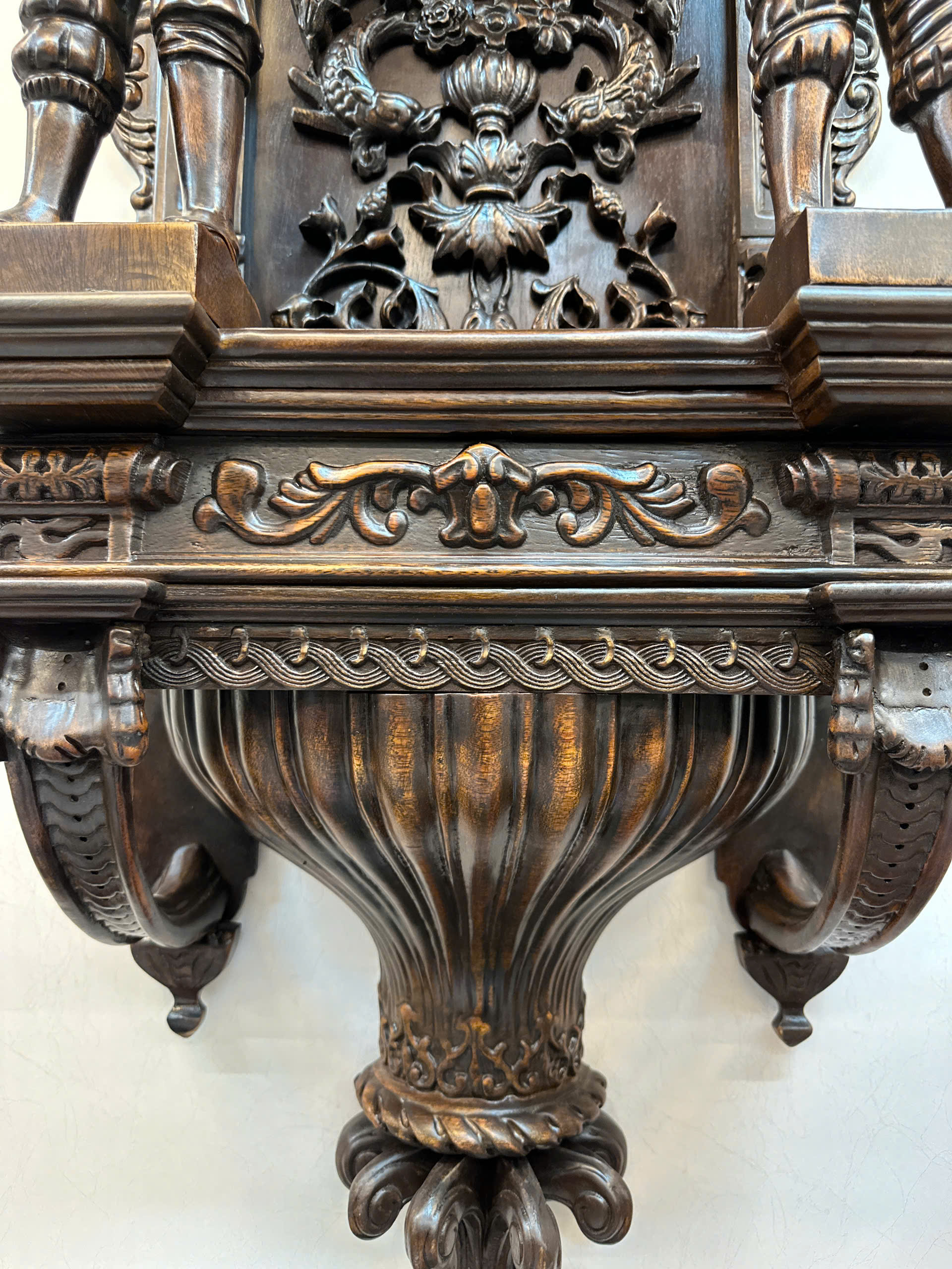 Chi tiết chân đế gỗ chạm khắc hoa văn cổ điển màu nâu dùng trang trí nội thất cao cấp