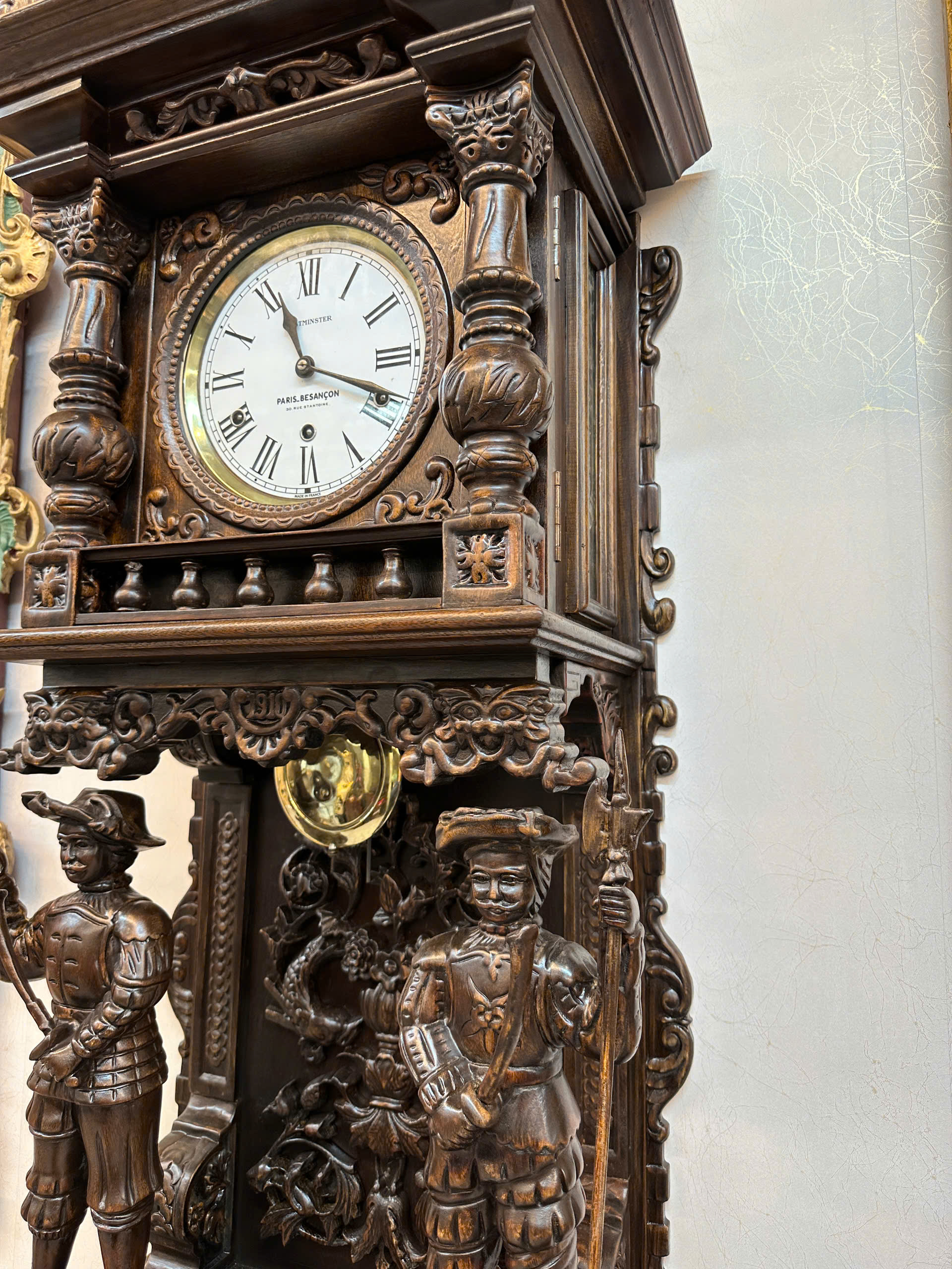 Đồng Hồ Cổ Treo Tường: Điểm Nhấn Hoài Cổ Cho Không Gian Sống