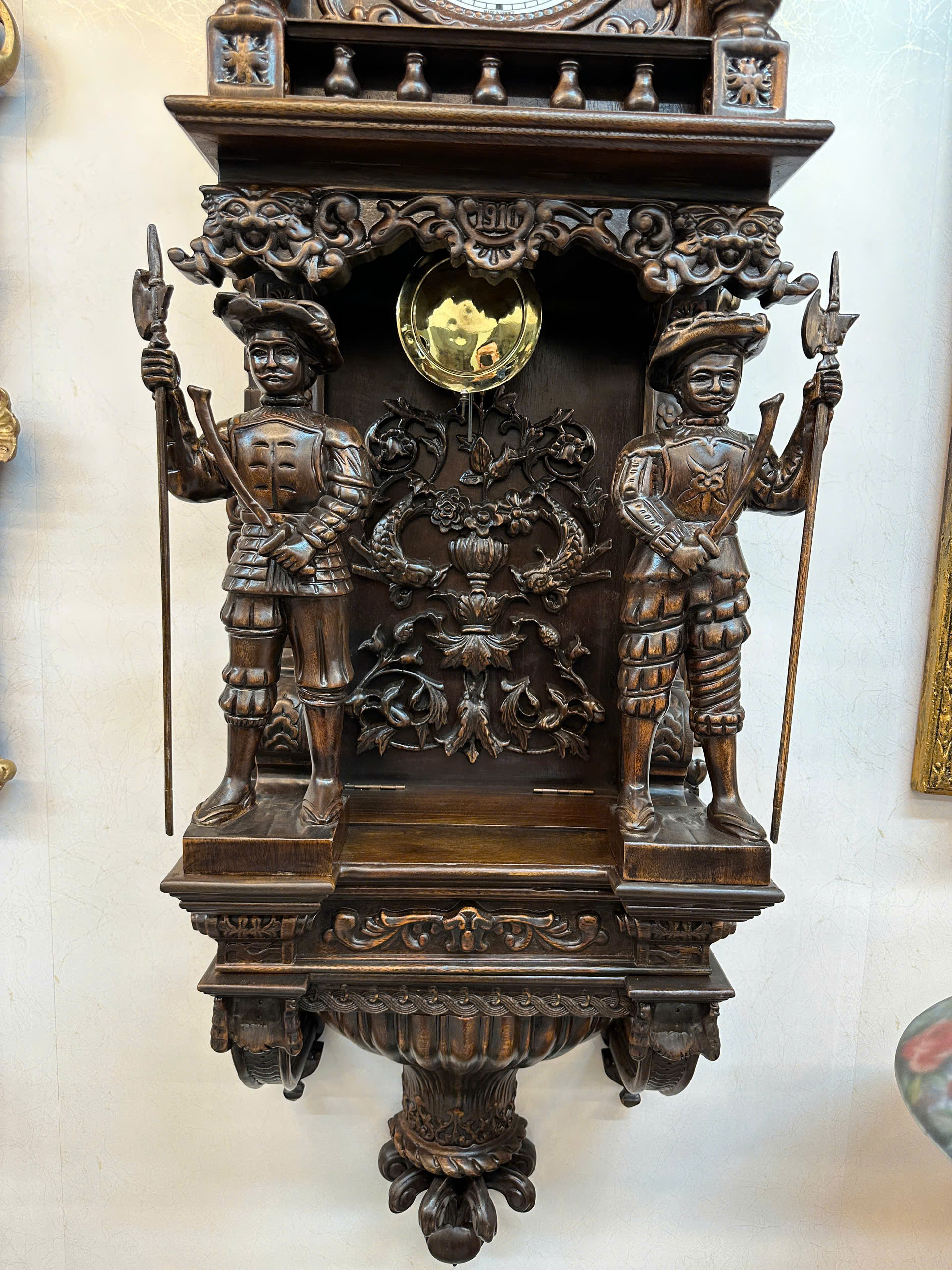 Đồng Hồ Cổ Treo Tường: Điểm Nhấn Hoài Cổ Cho Không Gian Sống