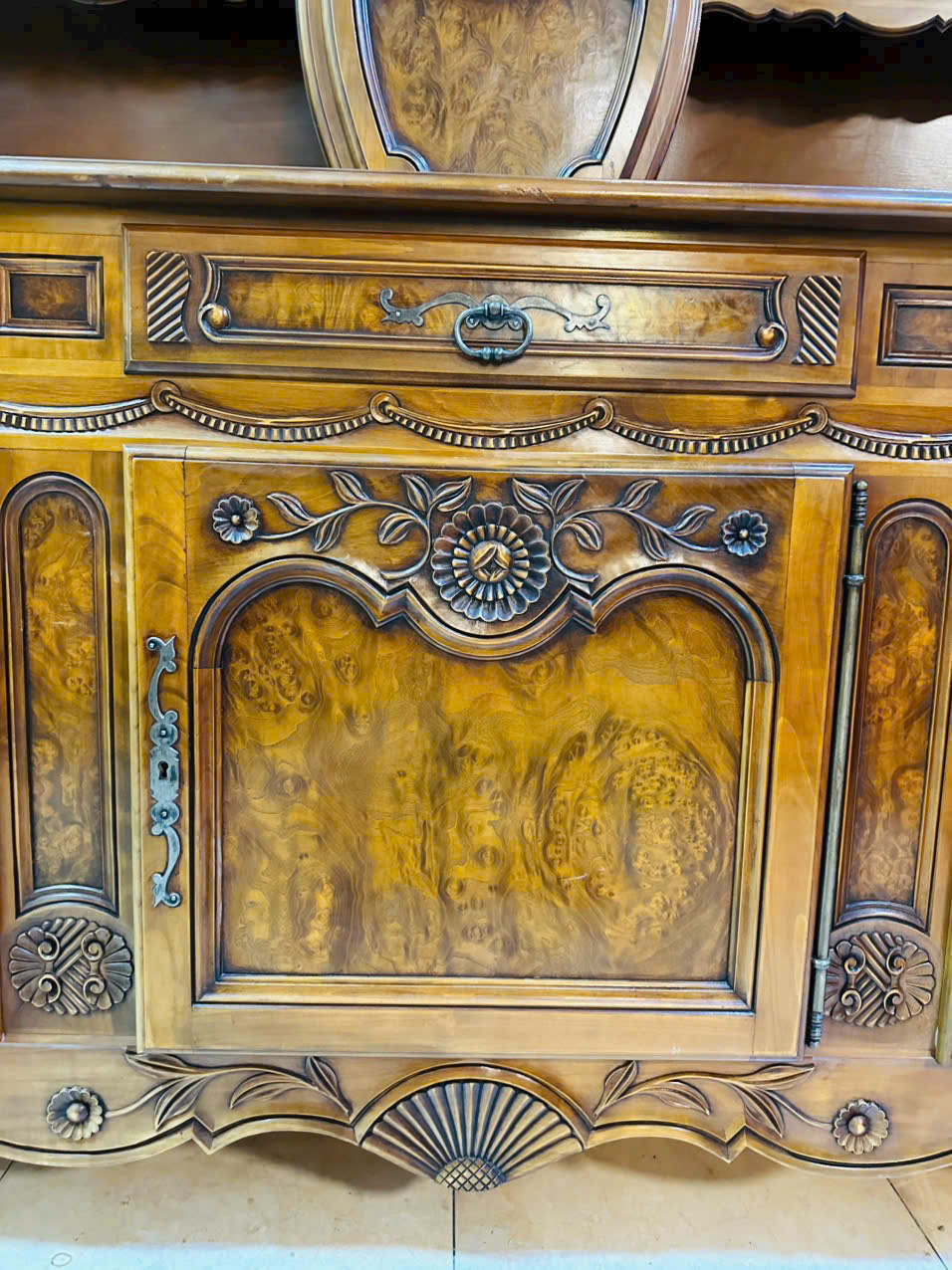 Tủ Đồng Hồ Huyền Thoại Châu Âu