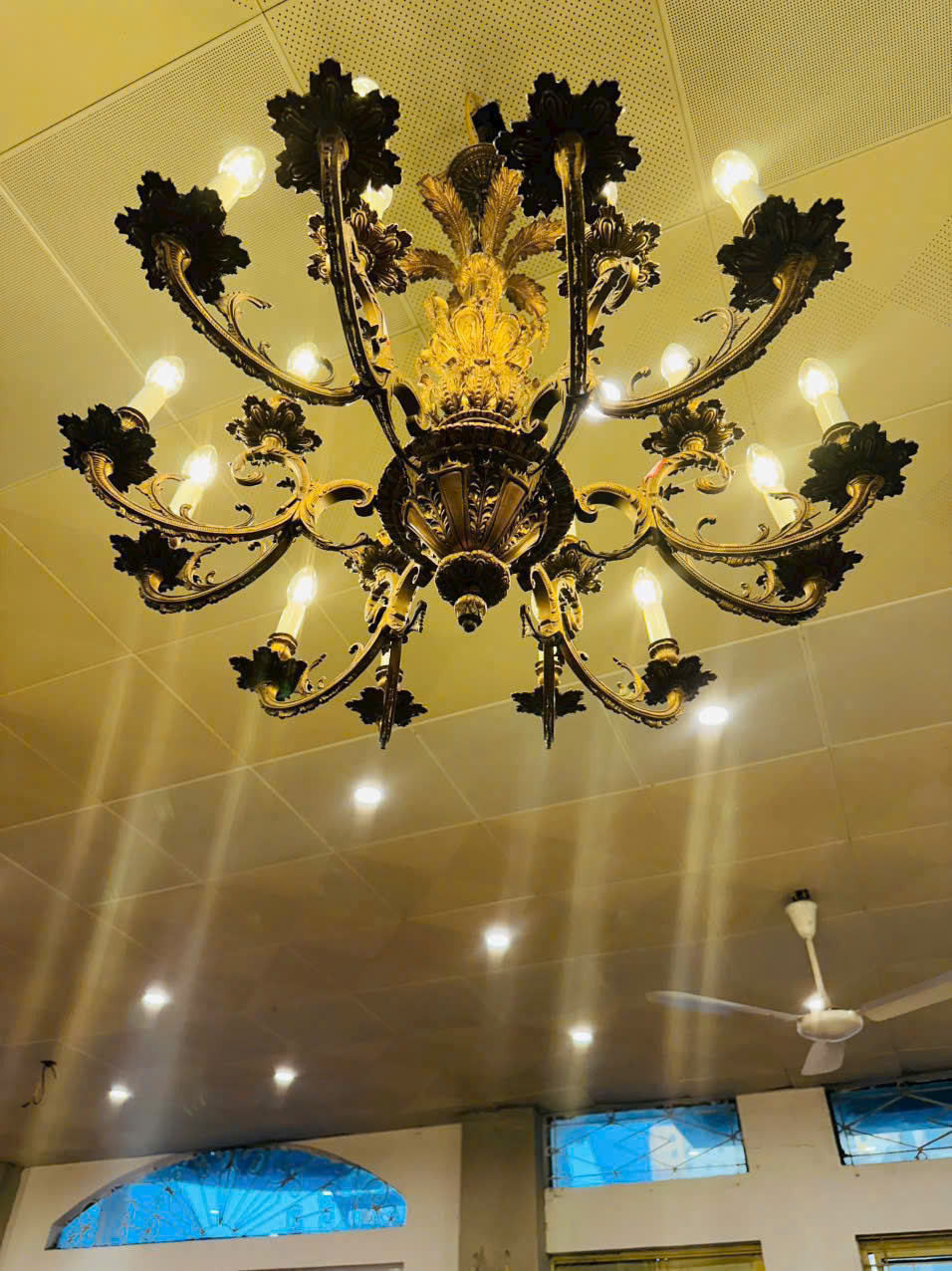 ĐÈN TRÙM ĐỒNG TÂY BAN NHA CỔ