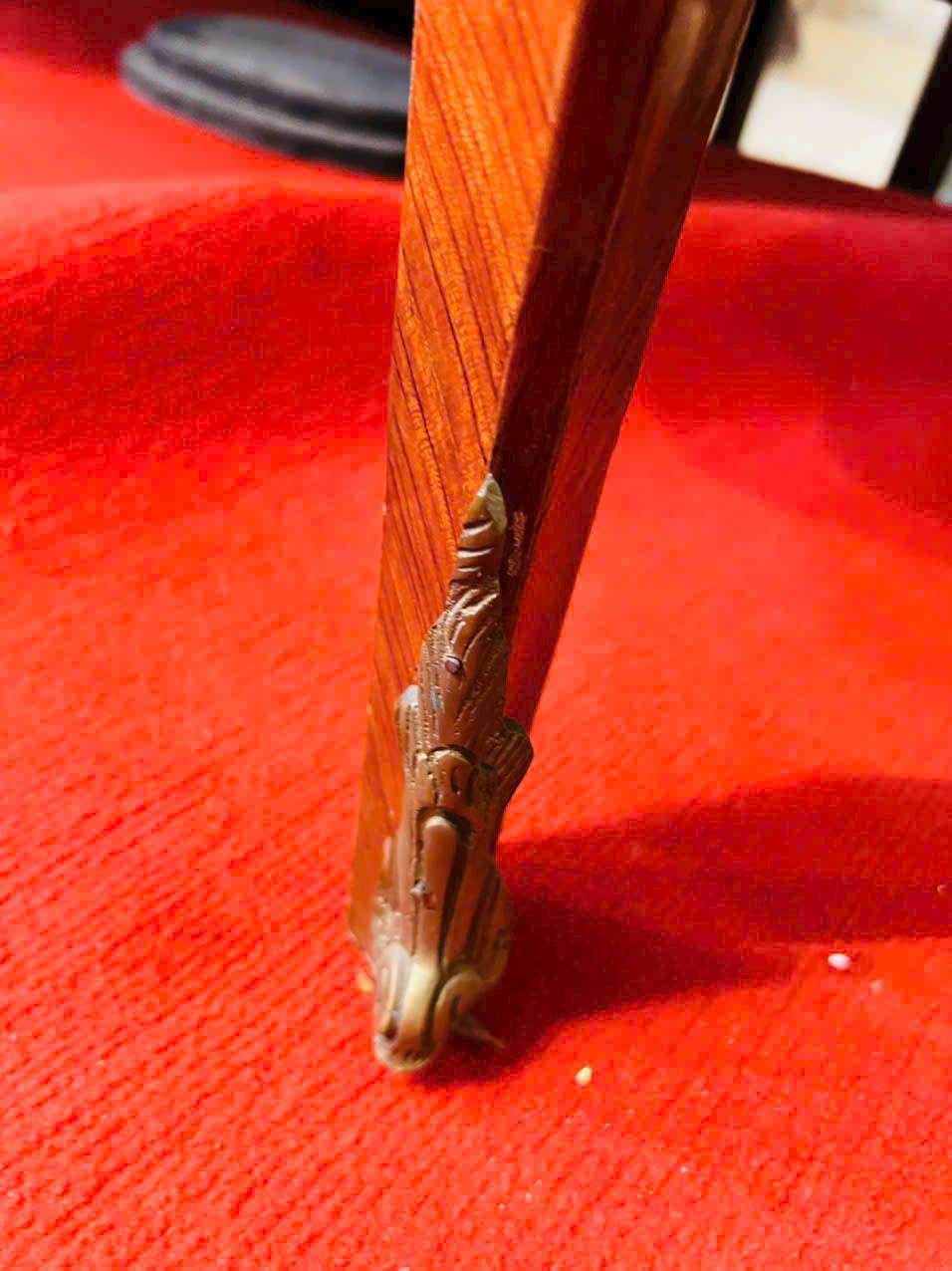 Chiếc bàn châu Âu cổ — tinh xảo và sang trọng bậc nhất!