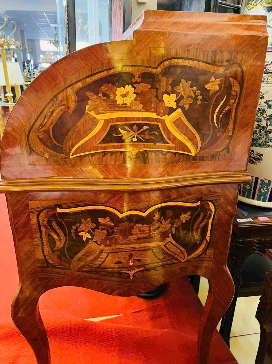 Chiếc bàn châu Âu cổ — tinh xảo và sang trọng bậc nhất!