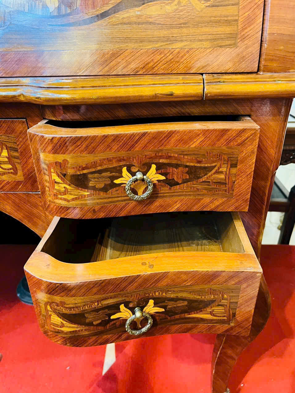 Chiếc bàn châu Âu cổ — tinh xảo và sang trọng bậc nhất!