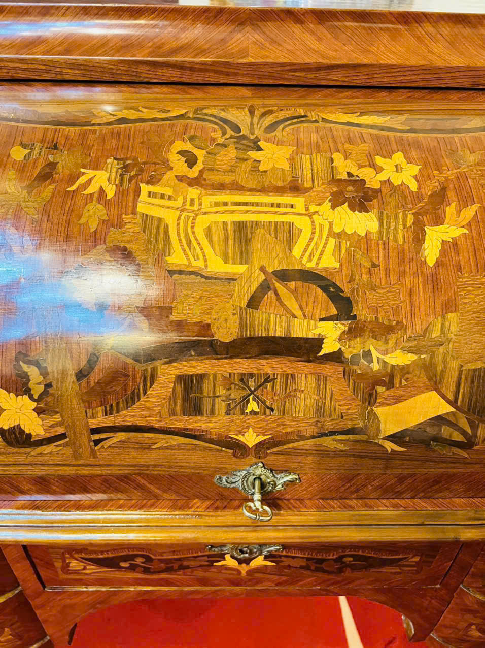 Chiếc bàn châu Âu cổ — tinh xảo và sang trọng bậc nhất!