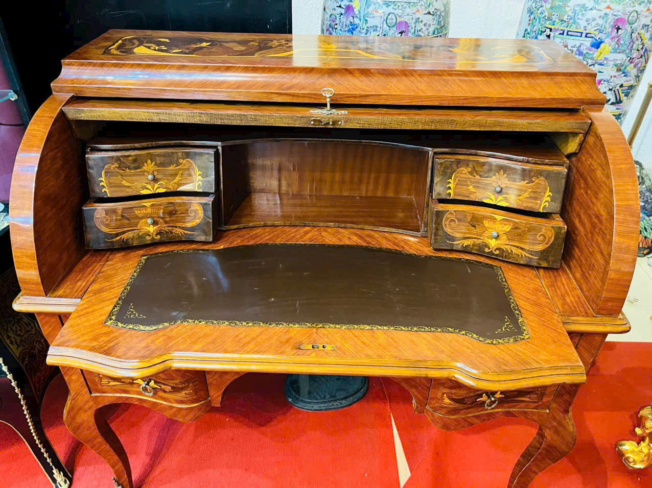 Chiếc bàn châu Âu cổ — tinh xảo và sang trọng bậc nhất!