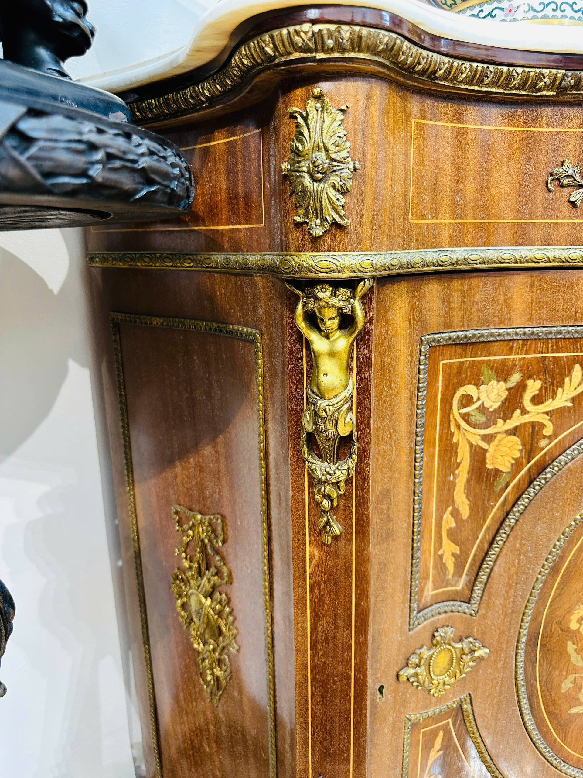 [PH0045] Kệ Gỗ Sồi Khảm Hoa Văn