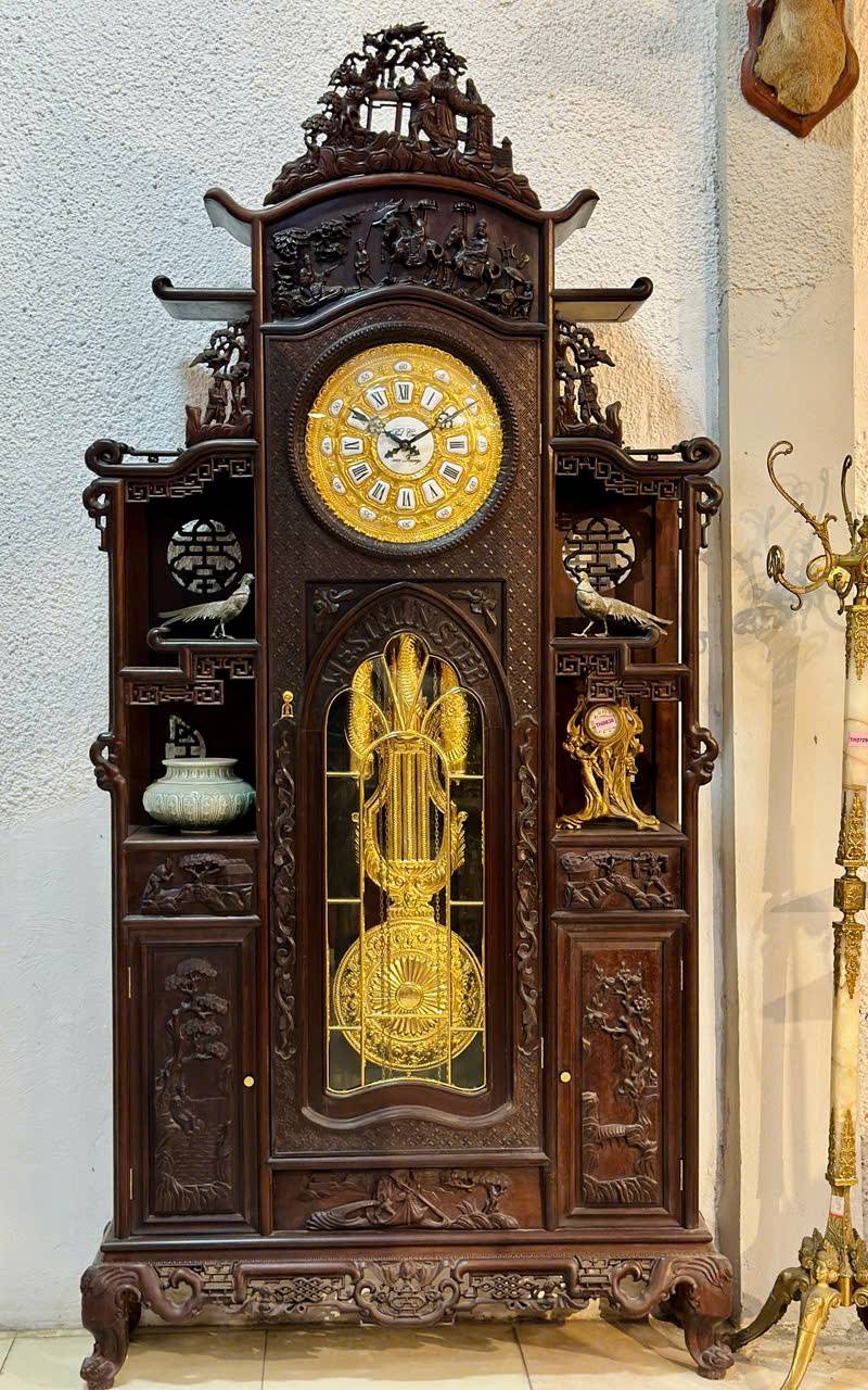 Đồng hồ cổ cây gỗ chạm khắc tinh xảo mặt số và quả lắc mạ vàng phong cách cổ điển