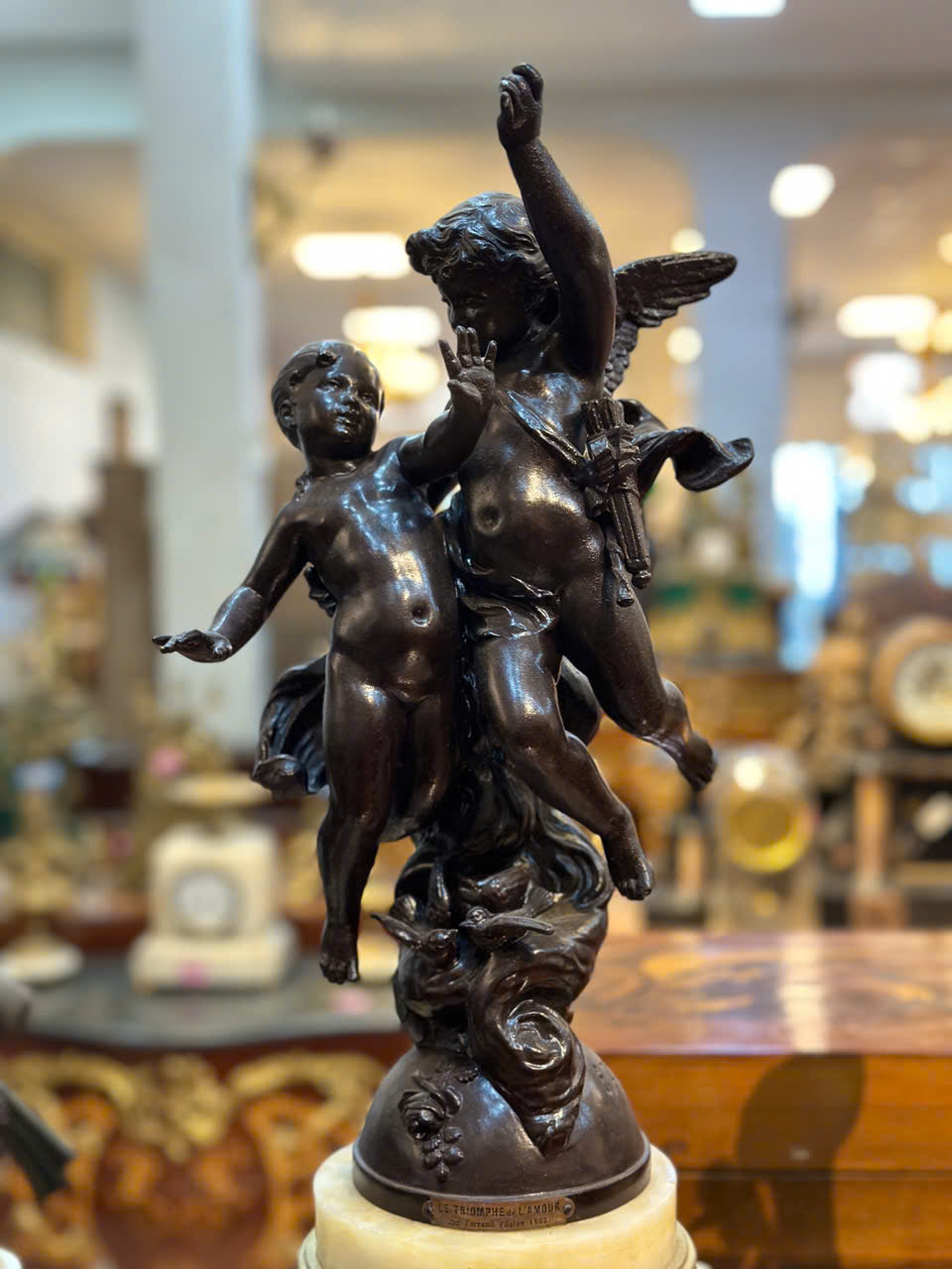 Đồng Hồ Cổ Điển – Biểu Tượng Đẳng Cấp Hoàng Gia