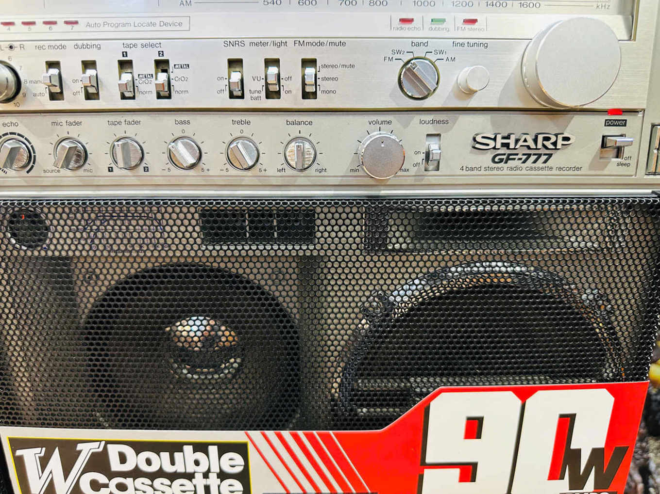 Máy cassette radio Sharp GF-777 cổ điển với loa lớn và bảng điều khiển nút chỉnh âm thanh