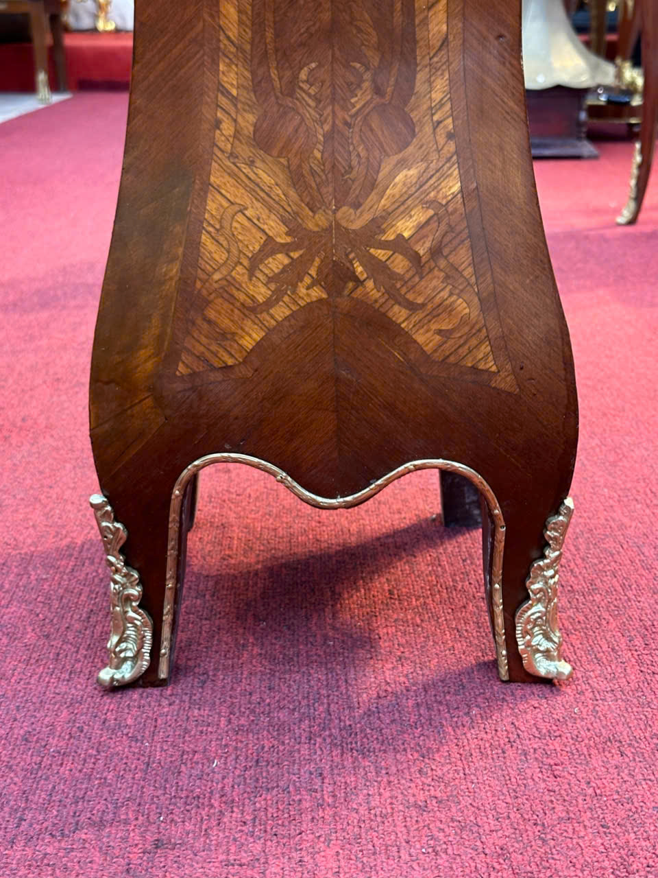 Đôn Cổ Châu Âu Đẳng Cấp – Điểm Nhấn Sang Trọng