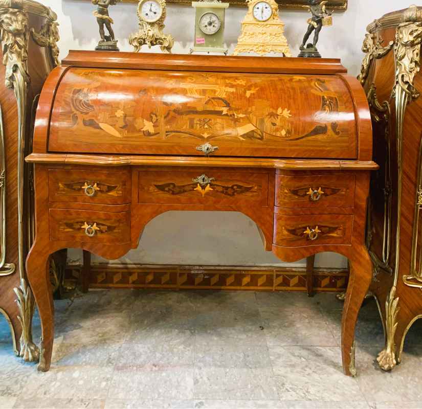 Chiếc bàn châu Âu cổ — tinh xảo và sang trọng bậc nhất!