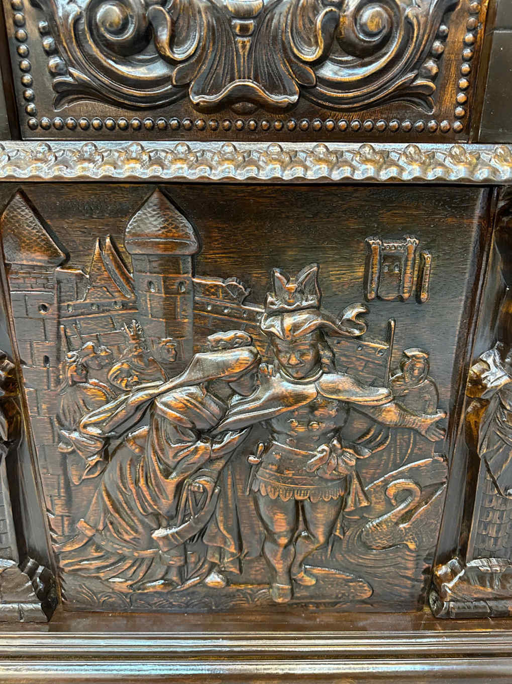 Đồng Hồ Tủ Châu Âu Cổ Điển