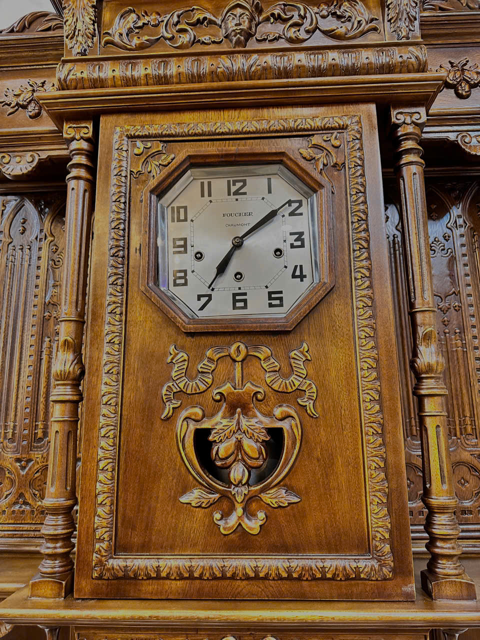 Đồng hồ treo tường gỗ chạm khắc cổ điển thương hiệu Foucher mặt số bát giác
