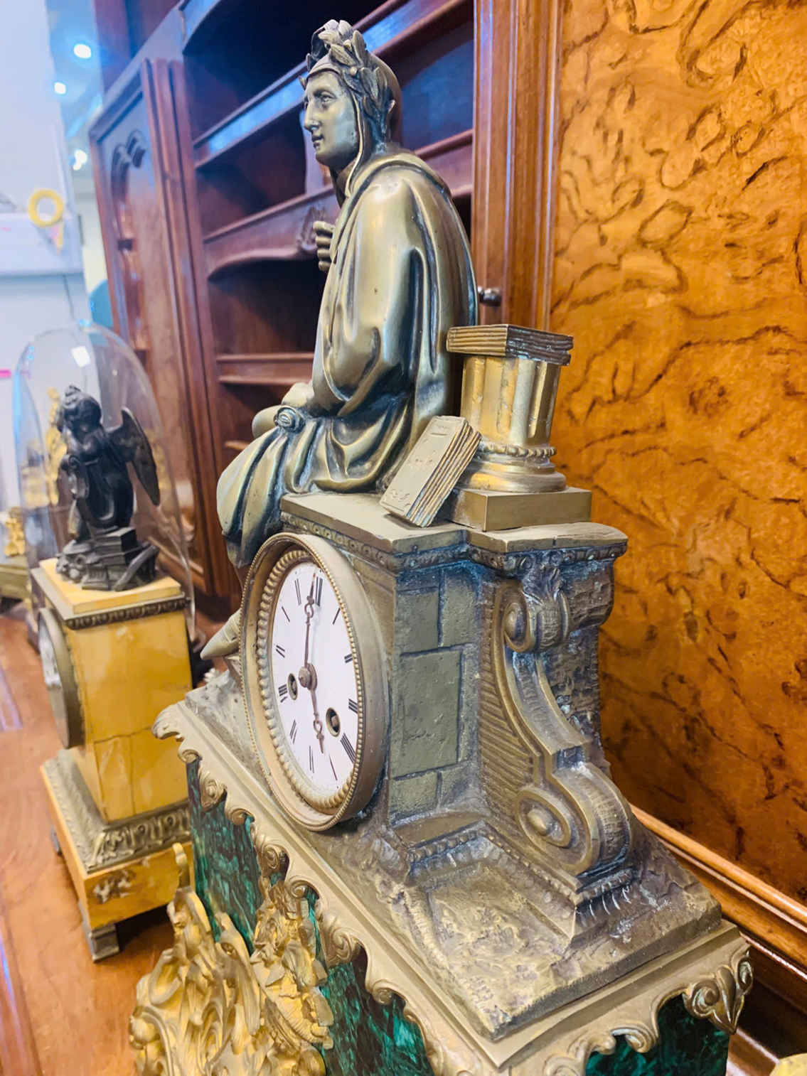 Đồng Hồ Châu Âu Tượng Cô Gái Đồng Mạ Vàng – Chân Đá Malachite Sang Trọng&nbsp; [TH2641]