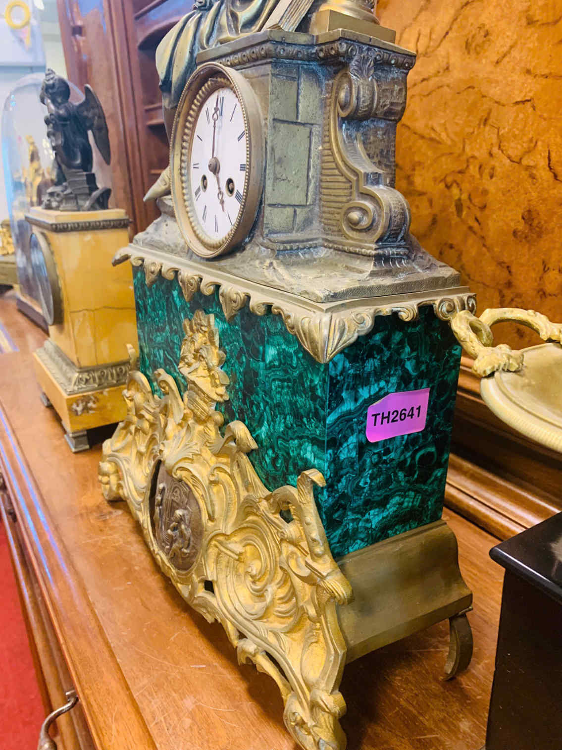 Đồng Hồ Châu Âu Tượng Cô Gái Đồng Mạ Vàng – Chân Đá Malachite Sang Trọng&nbsp; [TH2641]