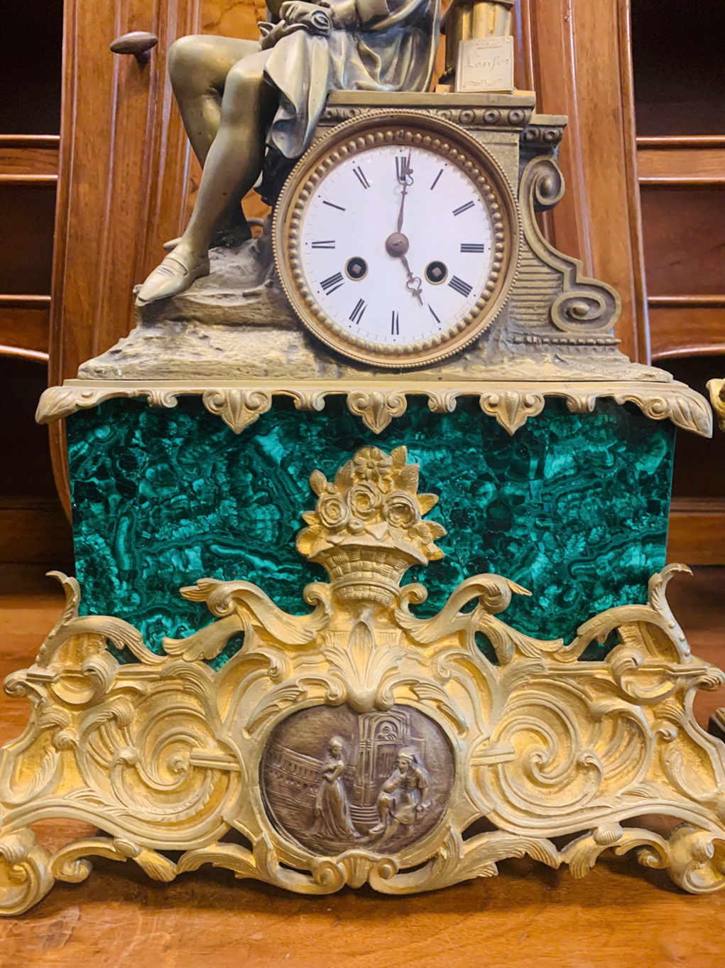 Đồng Hồ Châu Âu Tượng Cô Gái Đồng Mạ Vàng – Chân Đá Malachite Sang Trọng&nbsp; [TH2641]
