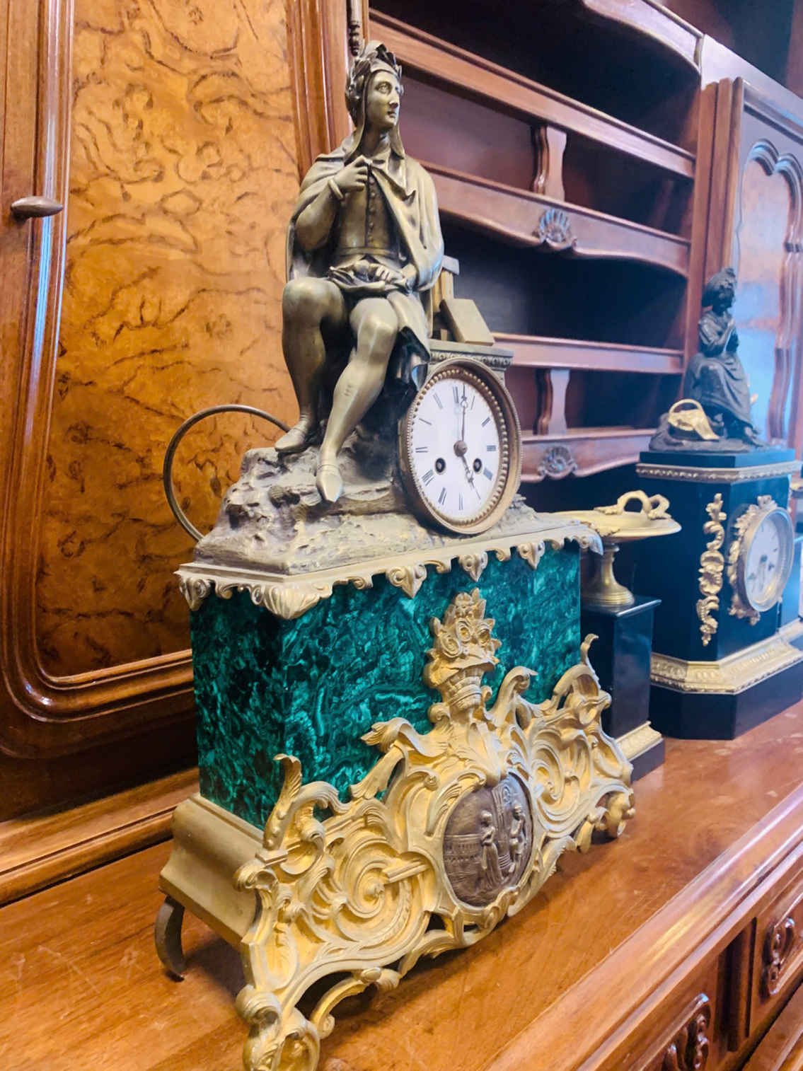 Đồng Hồ Châu Âu Tượng Cô Gái Đồng Mạ Vàng – Chân Đá Malachite Sang Trọng&nbsp; [TH2641]