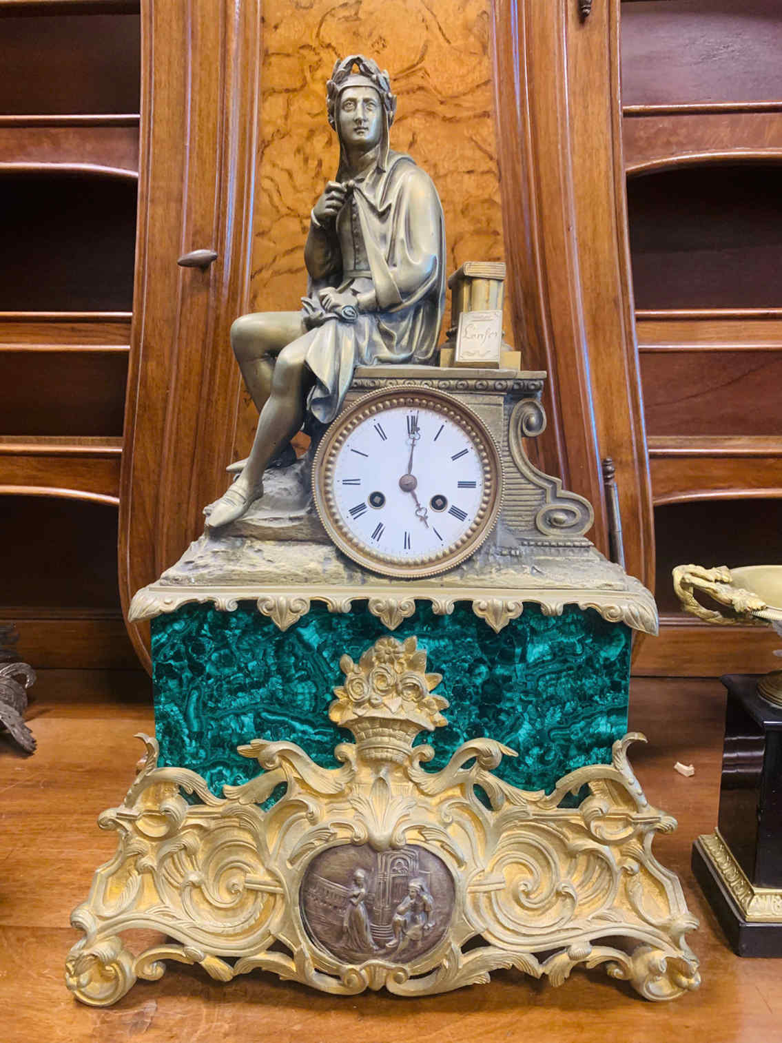 Đồng Hồ Châu Âu Tượng Cô Gái Đồng Mạ Vàng – Chân Đá Malachite Sang Trọng&nbsp; [TH2641]