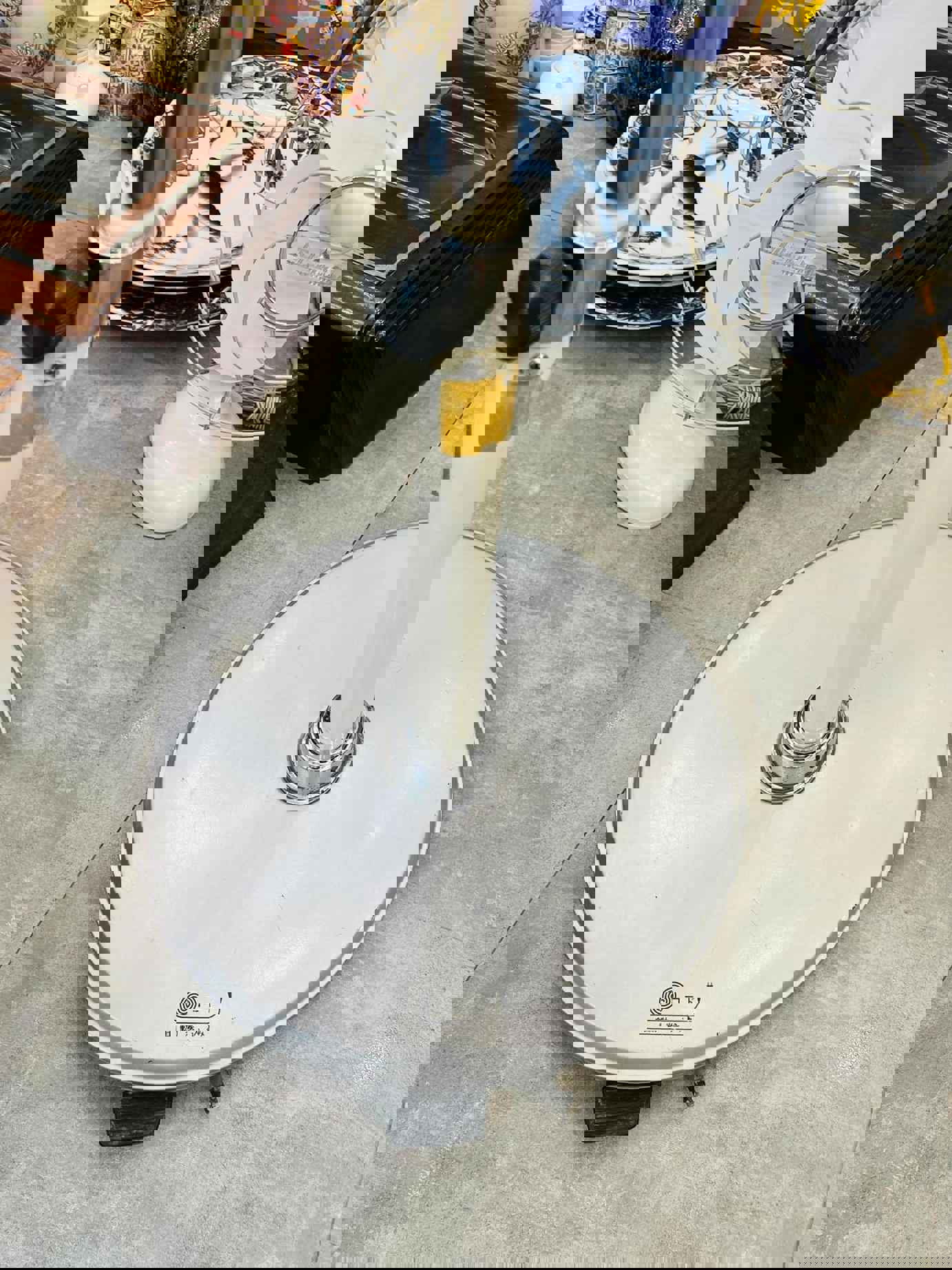 Chi tiết chân đế và thân trụ quạt Nhật cổ National nguyên bản, thiết kế chắc chắn, đế tròn kim loại sơn trắng, núm chỉnh độ cao linh hoạt, hàng sưu tầm giá trị cao, phù hợp decor không gian vintage.