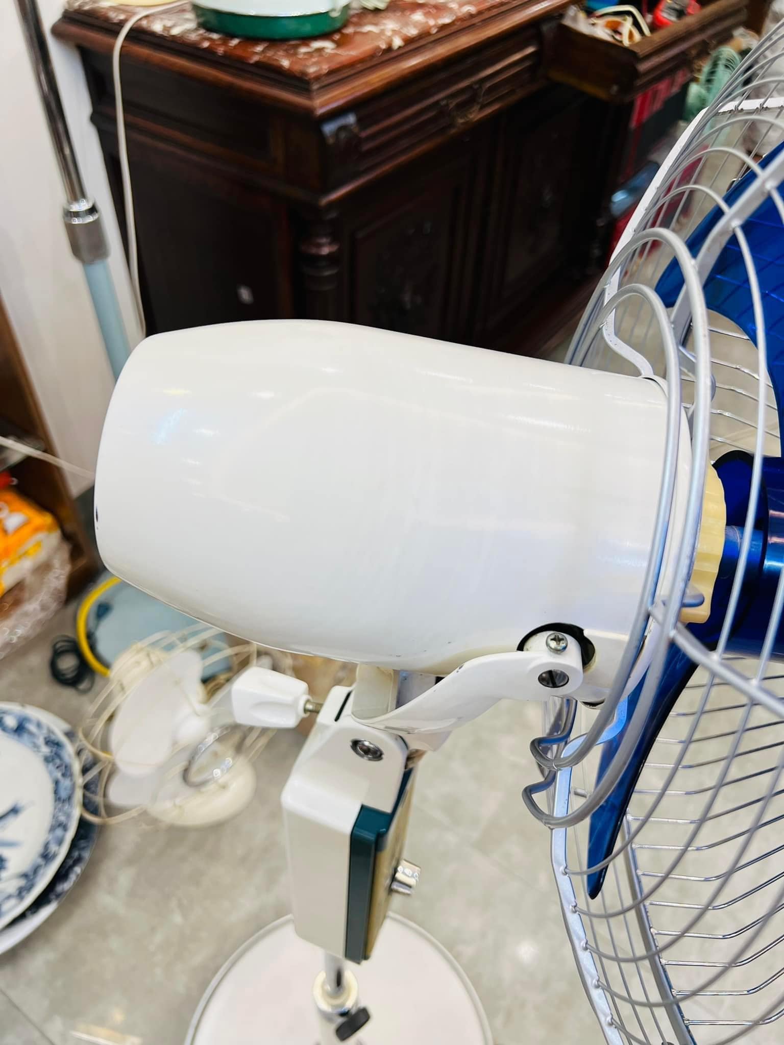 Chi tiết thân sau và motor quạt Nhật cổ National nguyên bản, thiết kế vỏ trắng tinh tế, cánh xanh dương nổi bật, hàng sưu tầm giá trị cao, phù hợp trưng bày và decor không gian vintage cổ điển.