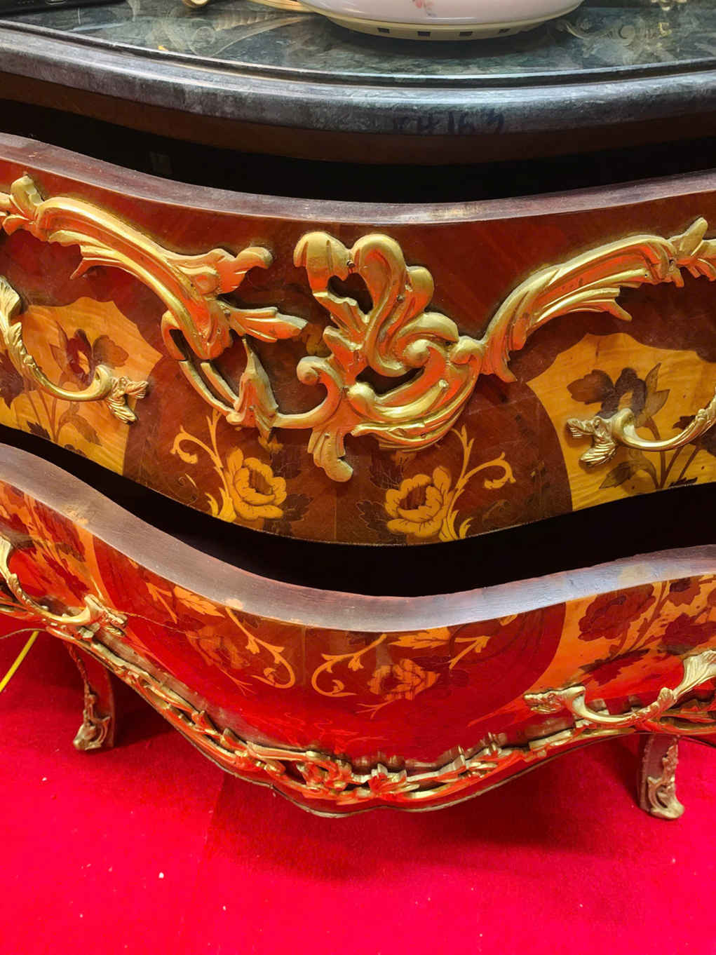 Tủ Châu Âu Cổ Điển Gỗ Sồi Mặt Đá Hoa Văn – Điểm Nhấn Sang Trọng Cho Không Gian Sống [TH3073]