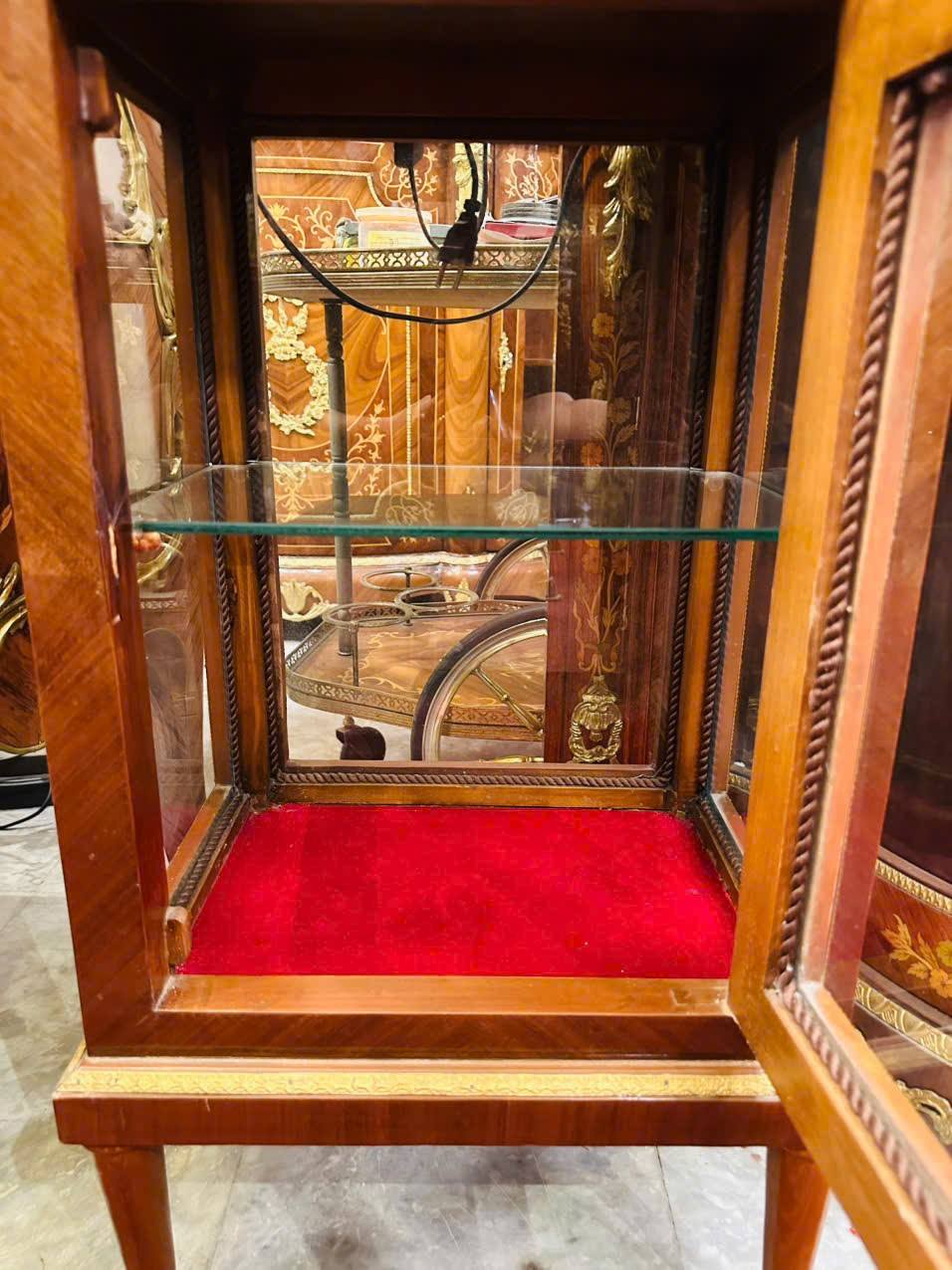 Tủ Trưng Bày Phong Cách Louis XVI – Vẻ Đẹp Quý Tộc Pháp Trường Tồn Theo Thời Gian