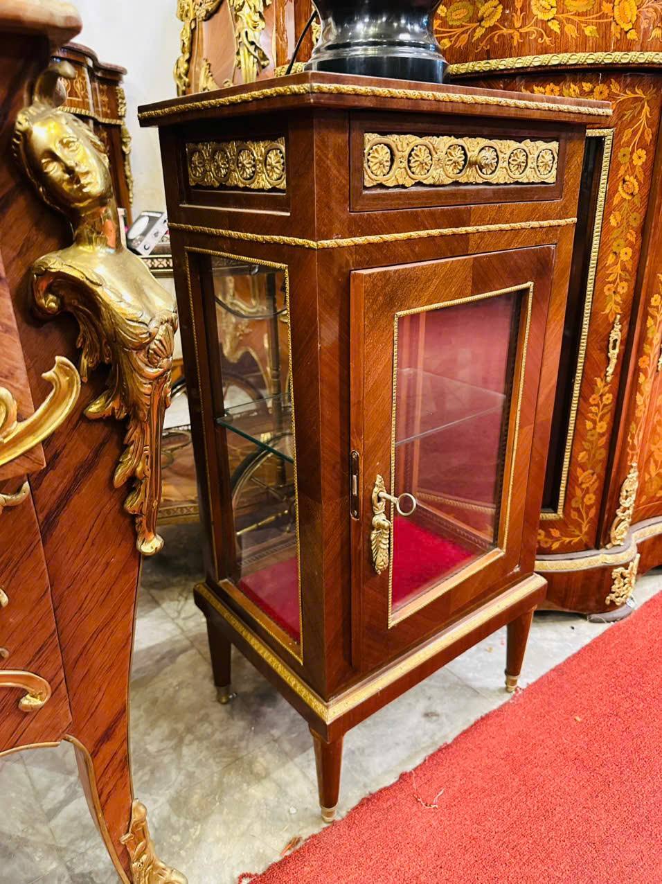 Tủ Trưng Bày Phong Cách Louis XVI – Vẻ Đẹp Quý Tộc Pháp Trường Tồn Theo Thời Gian