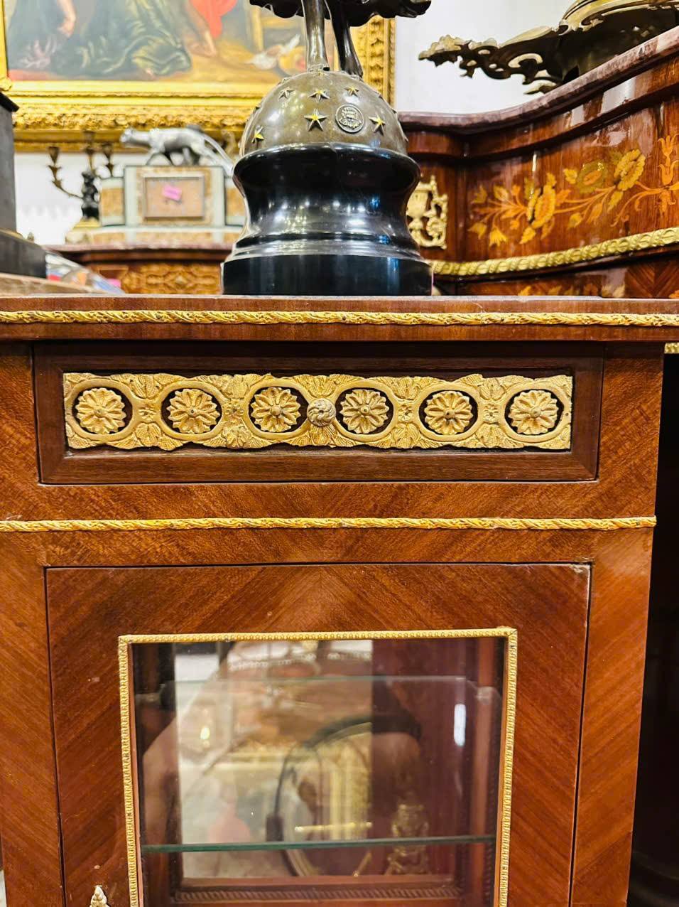 Tủ Trưng Bày Phong Cách Louis XVI – Vẻ Đẹp Quý Tộc Pháp Trường Tồn Theo Thời Gian