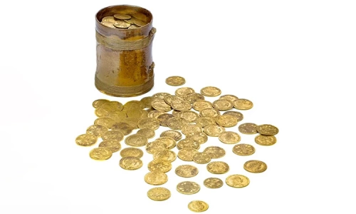 Hũ đựng đầy tiền vàng 400 năm giấu dưới sàn bếp