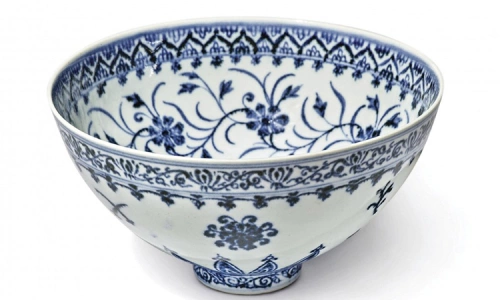 Bát cổ nửa triệu USD lẫn trong đống hàng bãi